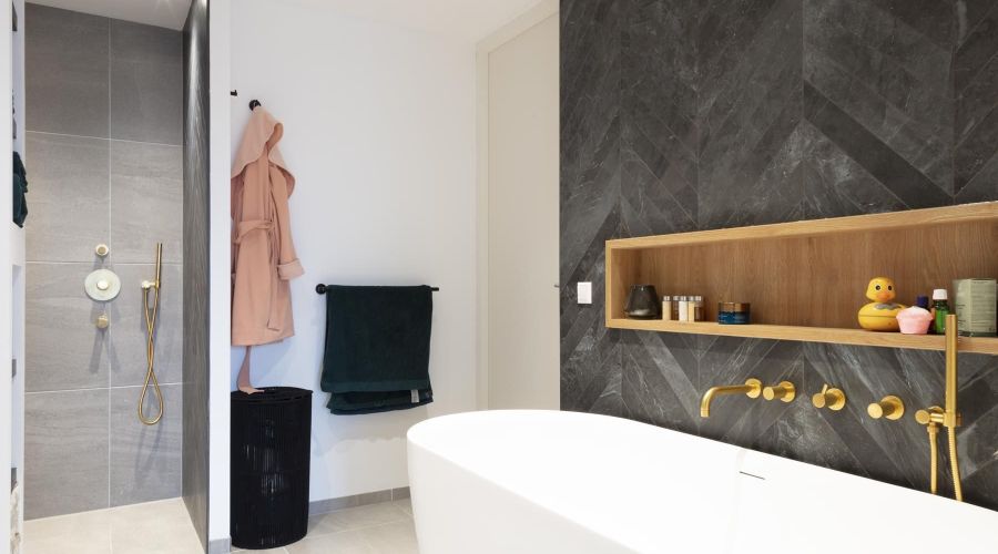 Gouden kranen, inbouwkranen bad, grote tegels badkamer