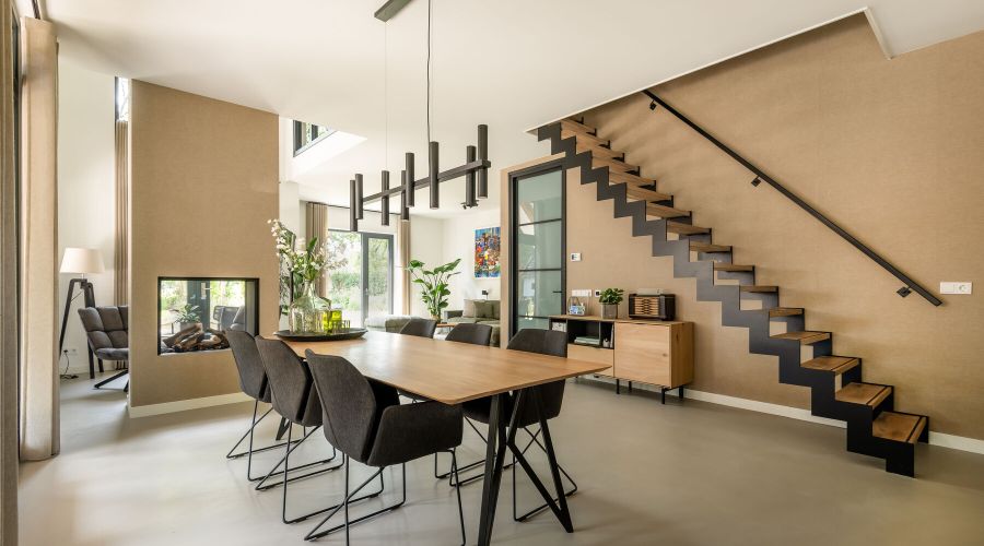 Doorkijkhaard bij eettafel eiken en muistrap zwart staal