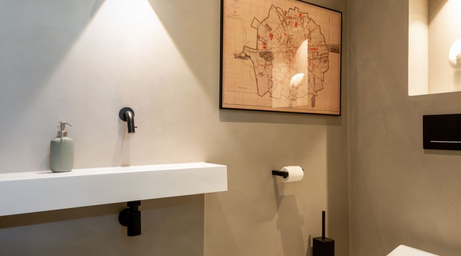 Gestuukte toiletruimte met sfeerverlichting