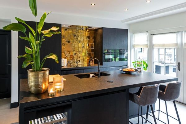 Zwarte keuken, zwart natuursteen werkblad, gouden tegels