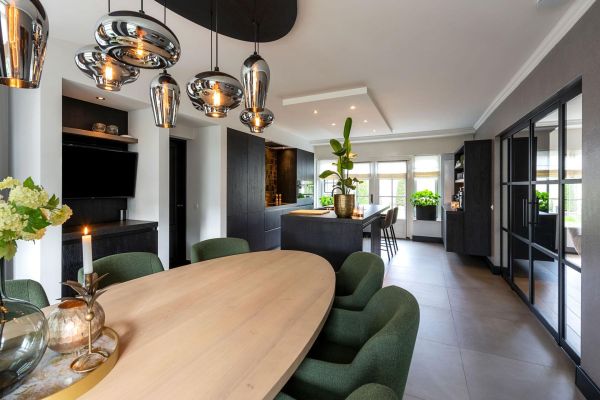 Hanglamp eettafel Byeve, ovale eettafel, groene eettafelstoel