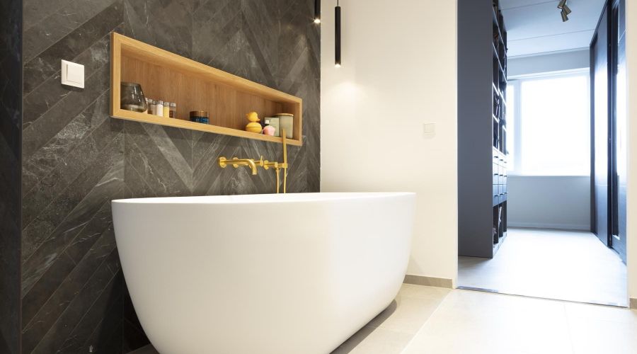 Vrijstaand bad, nissenwand, visgraat tegels, luxe badkamer, badkamerontwerp