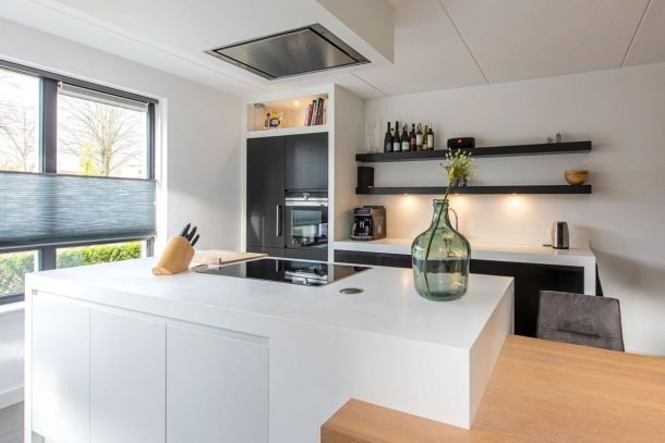Klein kookeiland met tafel keukenontwerp