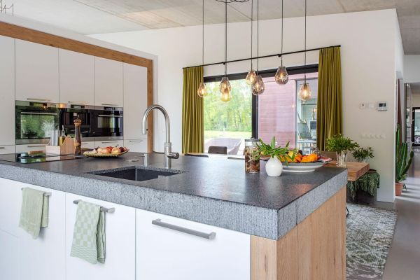 Moderne keuken wit zwart hout
