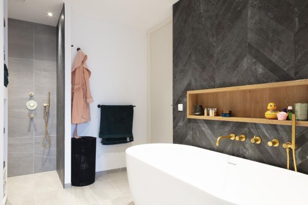 Gouden kranen, inbouwkranen bad, grote tegels badkamer