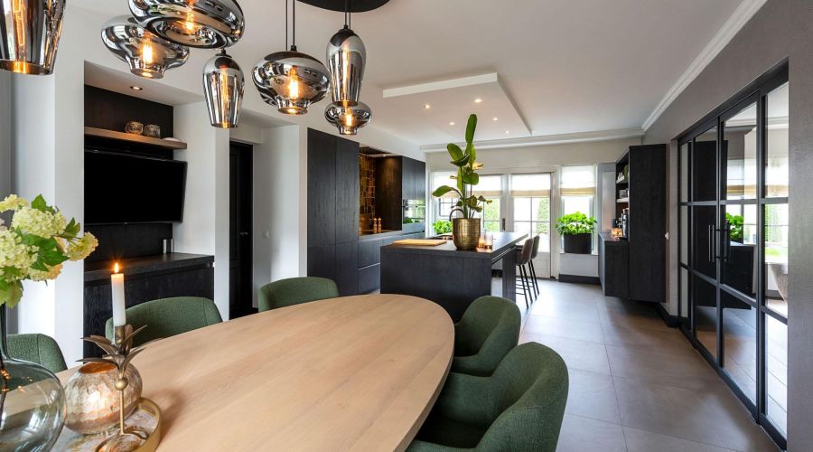 Hanglamp eettafel Byeve, ovale eettafel, groene eettafelstoel
