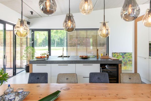 Kookeiland, glazen hanglamp eettafel, landelijk wonen