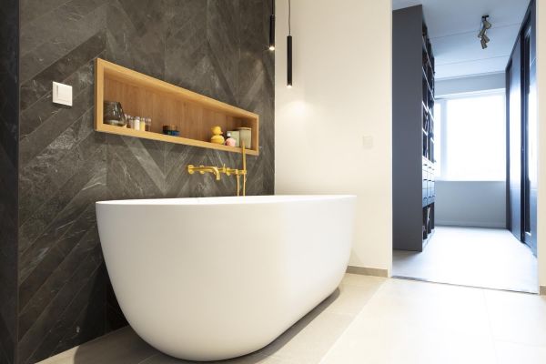 Vrijstaand bad, nissenwand, visgraat tegels, luxe badkamer, badkamerontwerp