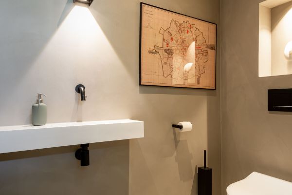 Gestuukte toiletruimte met sfeerverlichting