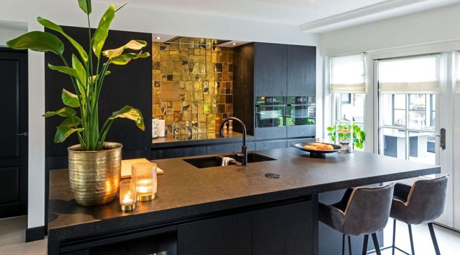 Zwarte keuken, zwart natuursteen werkblad, gouden tegels